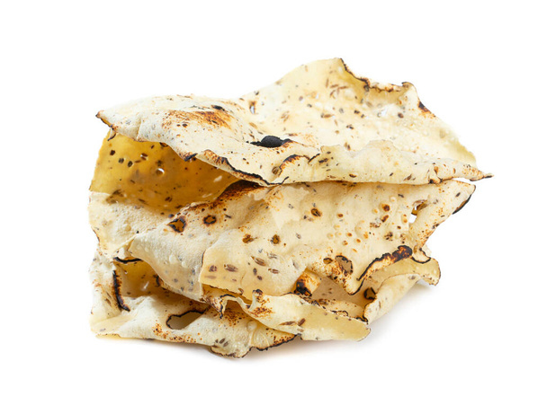 Indian Snack Dish Papade rôtie aussi connu sous le nom de papadum ou craquelins isolés sur fond blanc - Photo, image