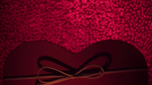 Il concetto del giorno di S. Valentino. Scatola presente su sfondo bokeh luci del cuore - Filmati, video