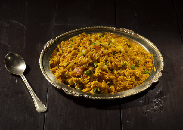 Індійська кухня Кашмірі Пулао - смачна рисова підготовка, де рис готують у молоці і завантажують сухими фруктами і овочами. - Фото, зображення