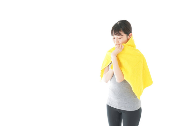 Молода жінка з жовтим рушником ізольована на білому
 - Фото, зображення