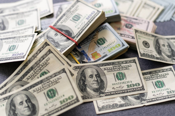 Αμερικάνικο δολάριο ΗΠΑ πακέτα σε φόντο χρημάτων. Χρηματοδοτική έννοια - Φωτογραφία, εικόνα