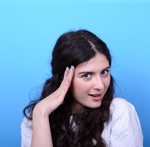 Портрет дівчини з шоковим жестом, який дивиться на блакитну спину
 - Фото, зображення