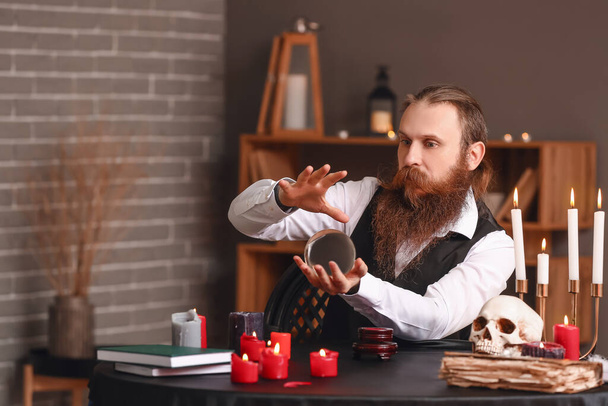 Cartomante masculino com bola de cristal à mesa - Foto, Imagem