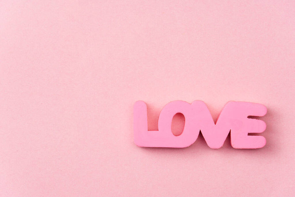 Letras de amor rosadas sobre un fondo rosado con espacio para copiar. Tarjeta de San Valentín - Foto, imagen