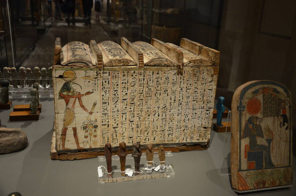 Muumioiden, esineiden ja egyptiläisten löytöjen näyttely Torinon Egyptin museossa - Valokuva, kuva