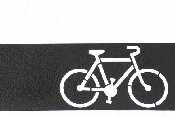 Een bord in het park - een symbool van het fietspad. Isoleer op een witte achtergrond. - Foto, afbeelding