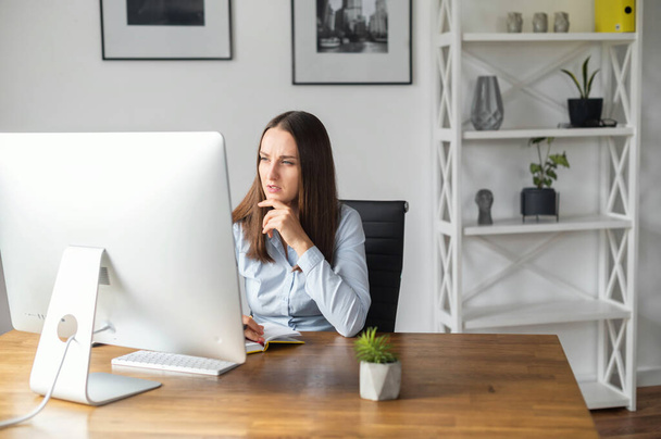 Nuori nainen käyttää PC toimistossa - Valokuva, kuva