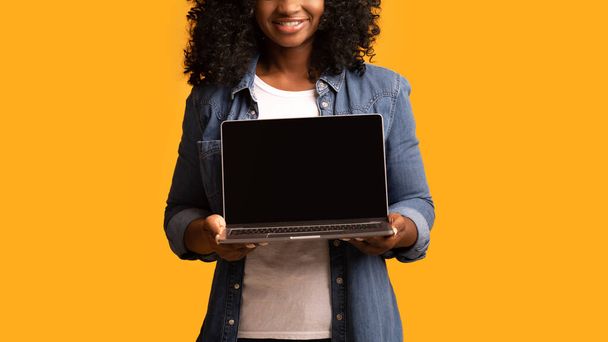 Africano americano mulher usando laptop com tela vazia, cortada - Foto, Imagem