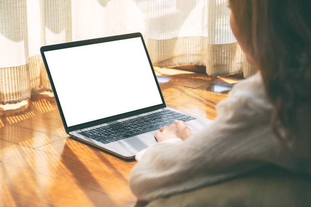 Image de maquette d'une femme utilisant un ordinateur portable avec écran blanc vierge de bureau tout en s'allongeant sur le sol avec un sentiment de détente - Photo, image