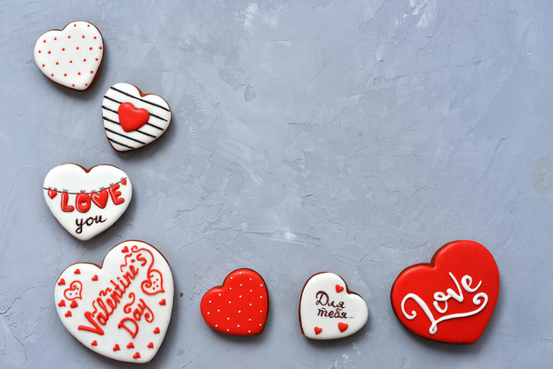 Valentijnsdag Zelfgemaakte koekjes op Ultimate Gray achtergrond, bovenaanzicht. Ruimte voor tekst. Heerlijk en zoet, bedekt met glazuur met een prachtig patroon peperkoek - Foto, afbeelding