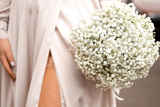 fille tenant un bouquet de gypsophila blanche, bouque de mariage nuptiale - Photo, image