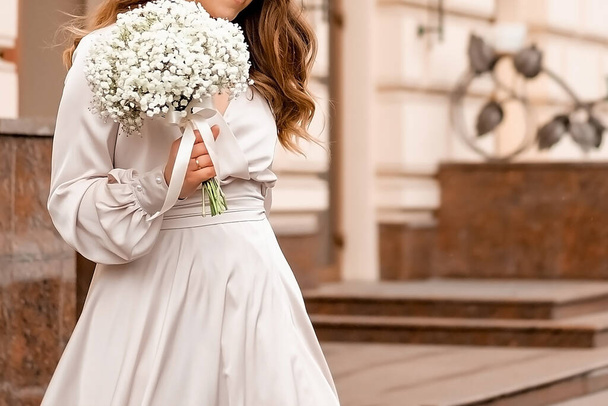 dívka držící kytici bílé gypsophily, svatební bouque - Fotografie, Obrázek