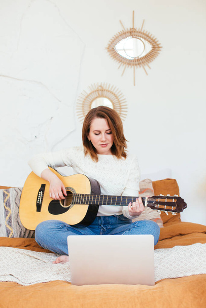 Nainen vlogger kuvaamassa itseään soittamassa kitaraa. Kitara oppitunteja verkossa - Valokuva, kuva