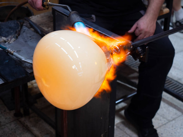 Artista di vetro forma il vetro rovente con bruciatore a gas torcia. Primo piano del metodo dell'artista. Ceco fatto a mano studio di vetro. - Foto, immagini