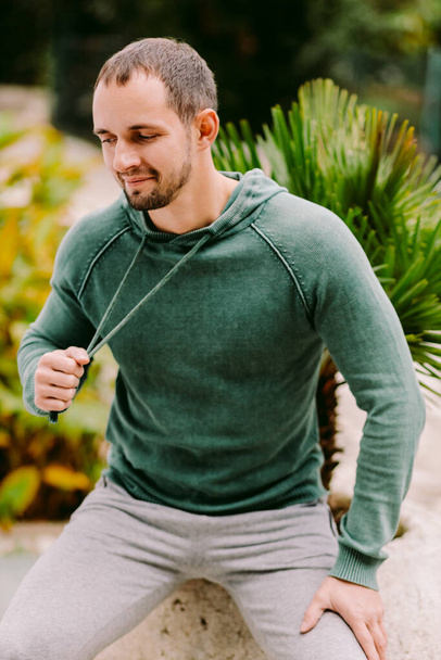 homme portant sweat-shirt mockup  - Photo, image
