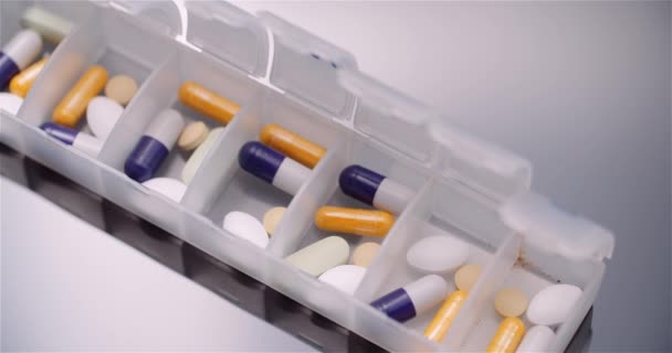 Blister van medische pillen Drugs op zwarte achtergrond. - Video