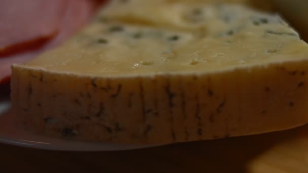 Slaný a čerstvý sýr a vepřová šunka připravené ke krájení jako předkrm, 4K video. Zpomalení - Záběry, video