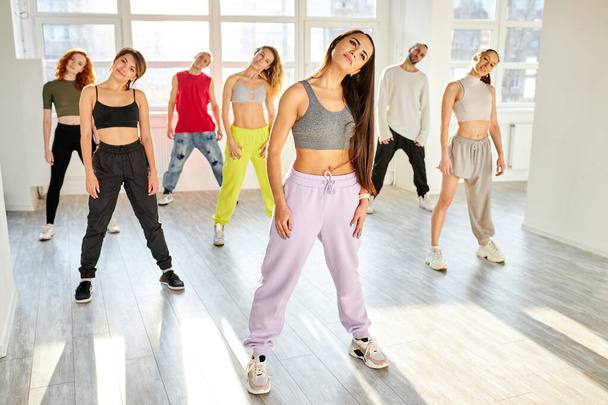 positive youth training hip hop in dance studio, dance classes for teens - Foto, Bild