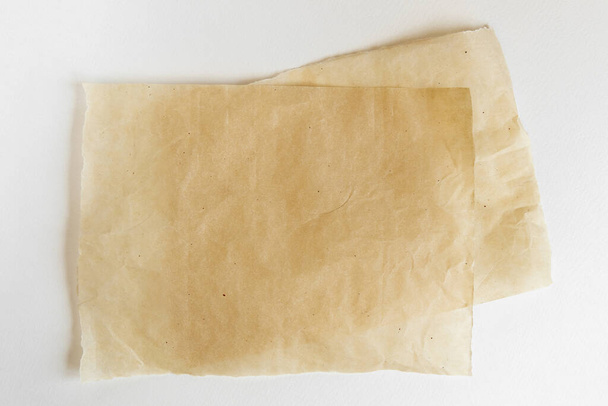 Выпечка лист бумаги изолирован на белом фоне, вид сверху. Пергамент для выпечки кулинарии. - Фото, изображение