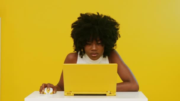La femme afro-américaine a des problèmes de travail - Séquence, vidéo