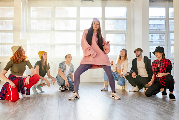 group of trendy caucasian teenagers dancing hip-hop in studio - Foto, Imagem