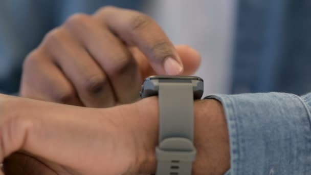 Close up of African Male Hands Using Smartwatch - Záběry, video