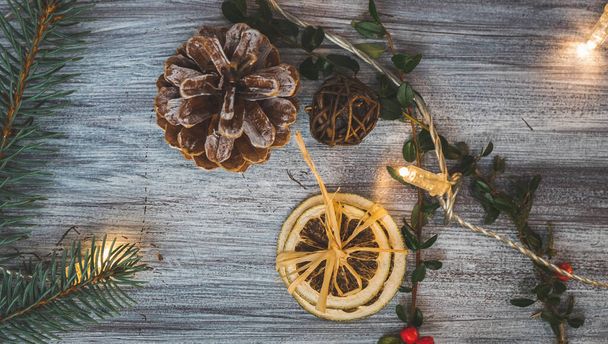 Decorazioni natalizie naturali su sfondo bianco in legno - Foto, immagini