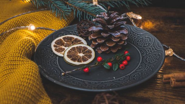 Işıklı gri bir tabakta Noel süslemeleri - Fotoğraf, Görsel
