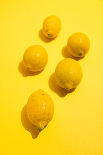 limones sobre fondo amarillo - Foto, imagen