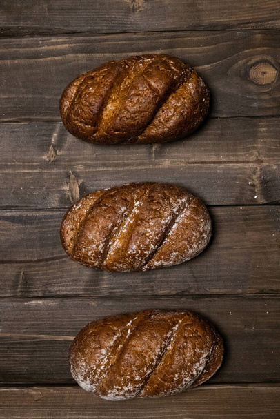 Rolka chleba, pszenicy i mąki na drewnianym tle  - Zdjęcie, obraz