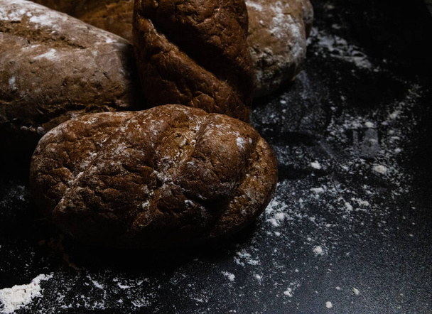 Хлеб, пшеница и мука на черном фоне  - Фото, изображение