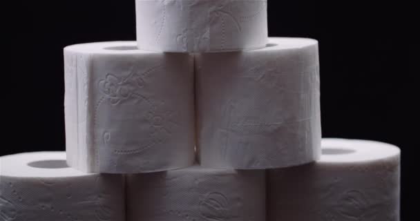 Siyah Arkaplanda İzole edilmiş Tuvalet Kağıdı Dönüyor. - Video, Çekim