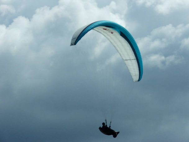 Paragliding in a summer day - Foto, Imagen