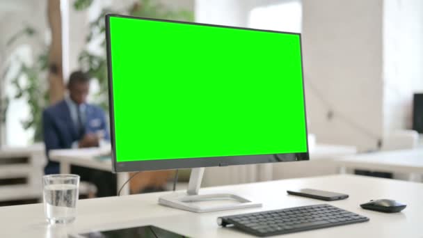 Κοντινό πλάνο της επιφάνειας εργασίας με την πράσινη βασική οθόνη Chroma  - Πλάνα, βίντεο