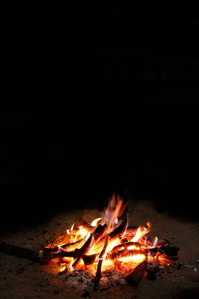 Fuego encendido en una fogata - Foto, imagen
