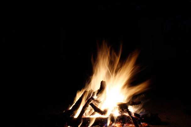 Fuego encendido en una fogata - Foto, Imagen