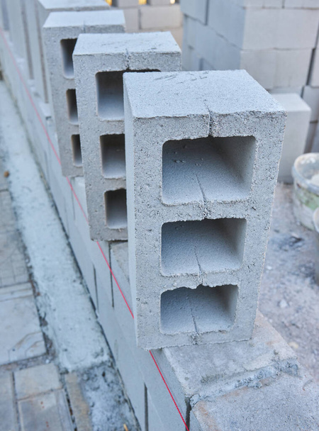 Stapel cementblokken op de bouwplaats. as blokken achtergrond - Foto, afbeelding