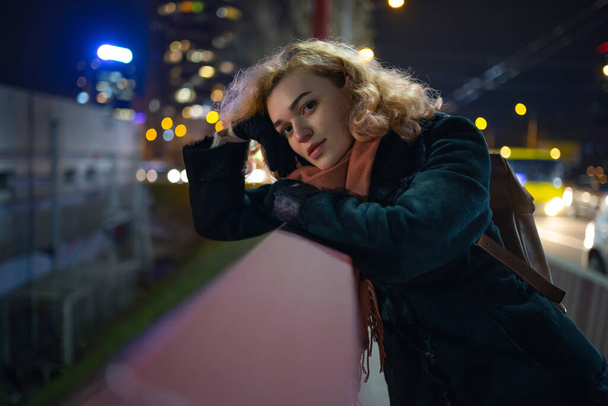 Portrait of pretty young woman at the night city on a bridge - Foto, immagini