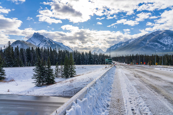 Banff, AB, Canada - OCT 20 2020 : Trans-Canada Highway Town of Banff exit. Banff National Park, Canadian Rockies. - Foto, imagen