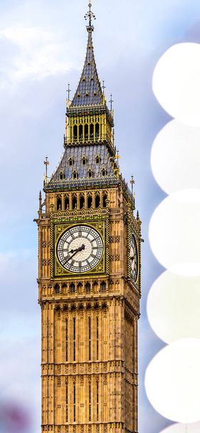 Una vista vertical de la torre del reloj Big Ben en el extremo norte del Palacio de Westminster en Londres, Reino Unido - Foto, Imagen
