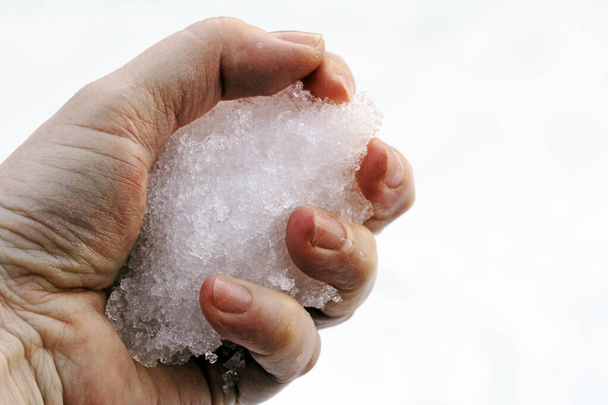 Mantenga la nieve fría en la mano. Nieve fría en la mano - Foto, imagen