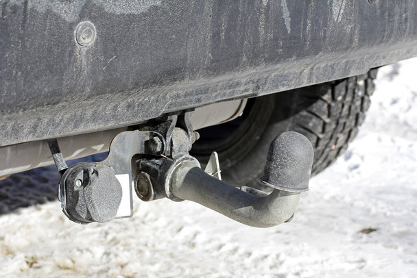 Attelage de remorque sur une voiture avec capuchon en hiver - Photo, image