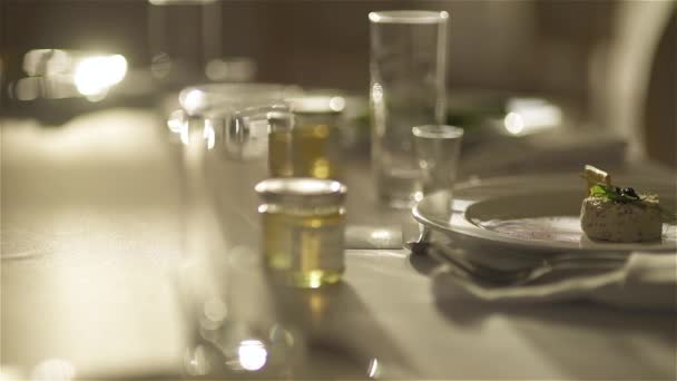 διακοσμημένο τραπέζι για ένα πολυτελές γαμήλιο δείπνο - Πλάνα, βίντεο