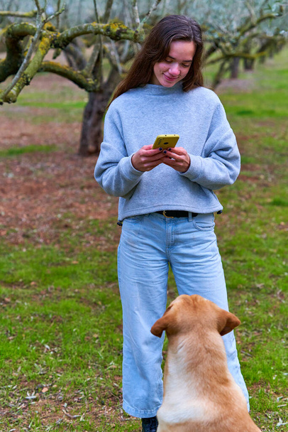 Vrouwen met een hond - Foto, afbeelding