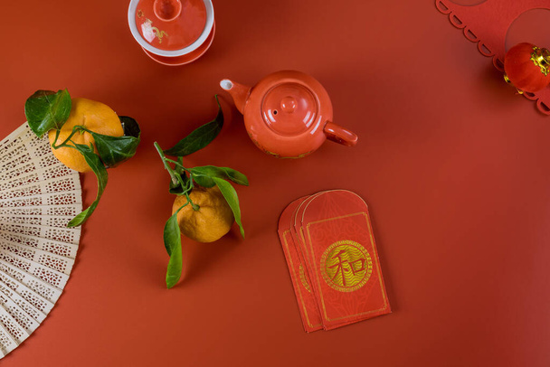 Lunar Chinese New Year Celebrations Symbol Dekorationen Ornament, mit asiatischem Tee set Geldpaket Ang Pau auf rotem Hintergrund (Fremdtext bedeutet Frühlingszeit) - Foto, Bild