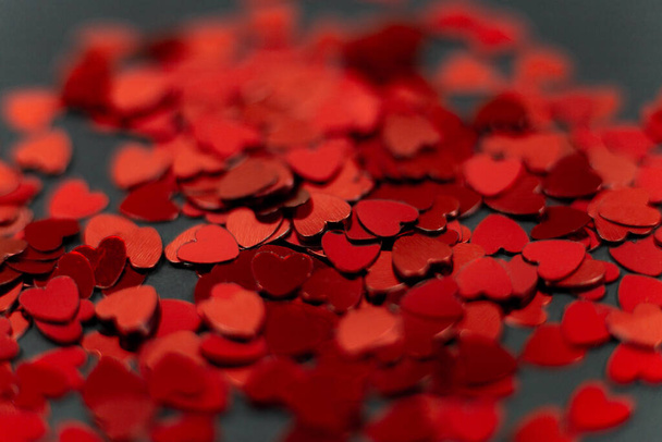 Küçük kırmızı kalpler dağılıyor, kalplerin güzel arkaplanı sevgililer günü için 14 Şubat - Fotoğraf, Görsel