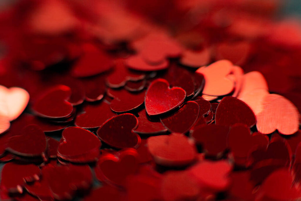 Küçük kırmızı kalpler dağılıyor, kalplerin güzel arkaplanı sevgililer günü için 14 Şubat - Fotoğraf, Görsel