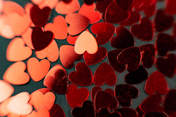 Verspreiden van kleine rode hartjes, mooie achtergrond van hartjes voor valentijnsdag 14 februari - Foto, afbeelding