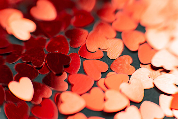 Rozptyl malých červených srdcí, krásné pozadí srdcí pro Valentýna 14 únor - Fotografie, Obrázek
