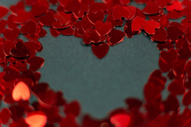 Dispersión de pequeños corazones rojos, hermoso fondo de corazones para el día de San Valentín 14 febrar - Foto, Imagen